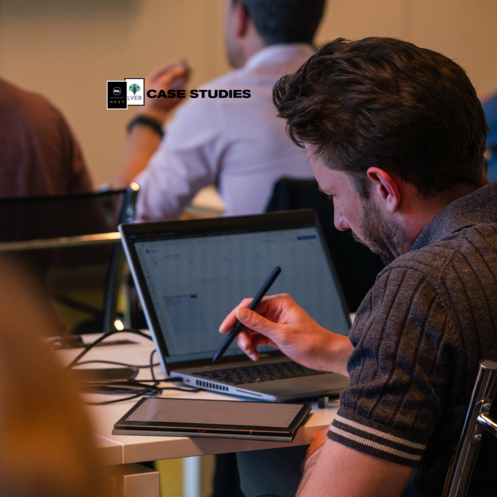 Man schrijft op tablet tijdens vergadering.