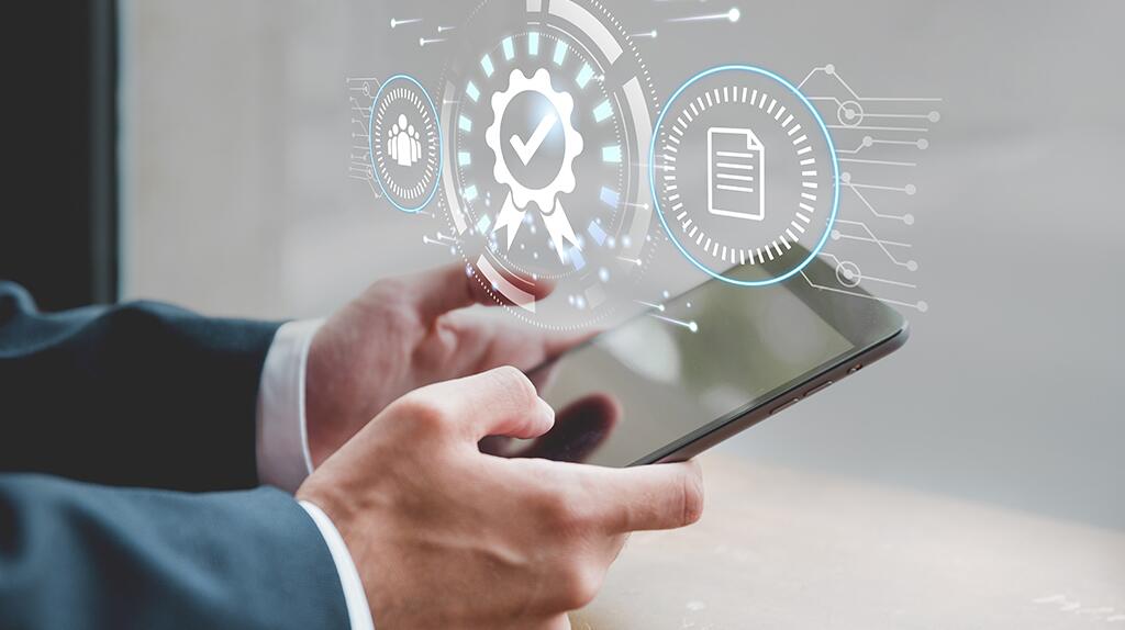 Man in pak gebruikt smartphone met holografische iconen.