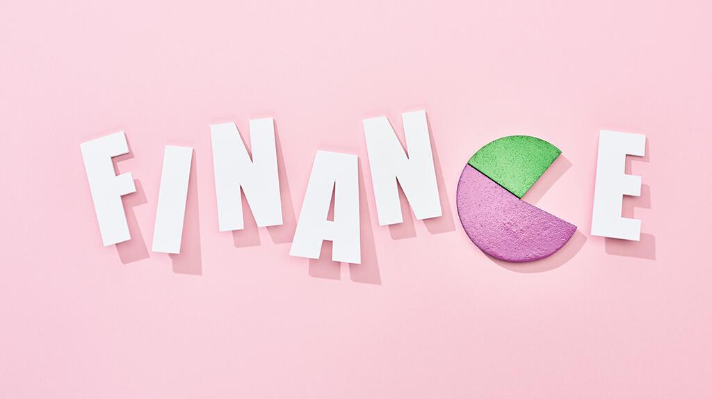 Witte letters "FINANCE" op roze achtergrond, met cirkeldiagram als 'C'.