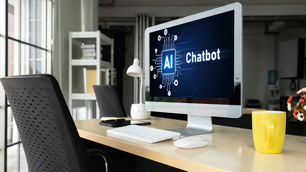 Computerscherm met AI chatbot, bureau met gele mok.