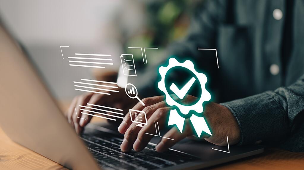 Twee handen typen op laptop met zwevende groene keurmerk-icoon.