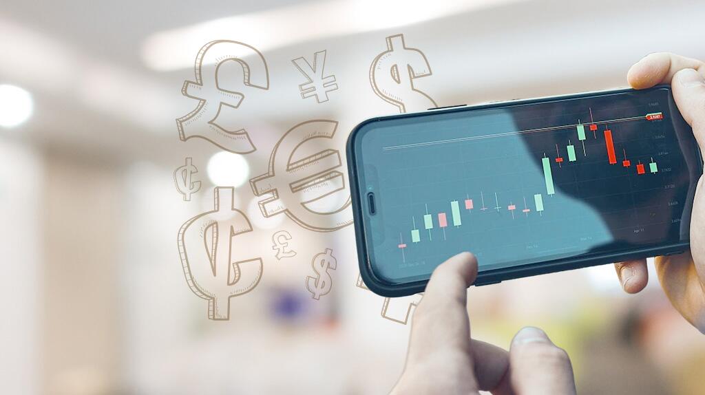 Hand houdt smartphone met valutadiagram, wazige achtergrond.