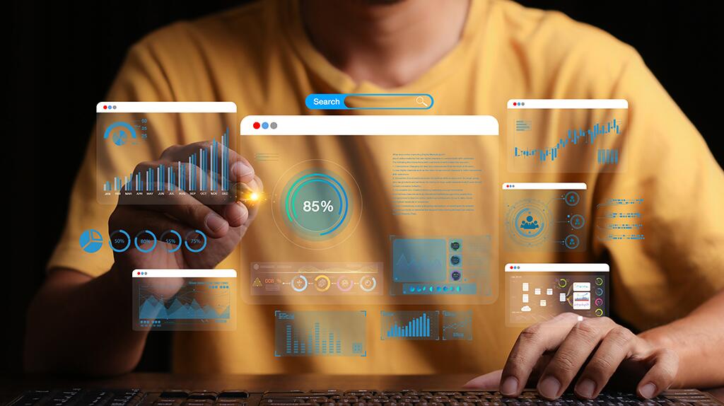 Persoon in geel shirt werkt met futuristische holograminterface.