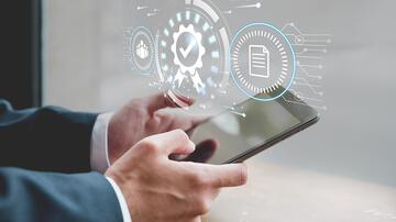 Man in pak gebruikt smartphone met holografische iconen.