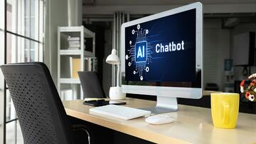 Computerscherm met AI chatbot, bureau met gele mok.