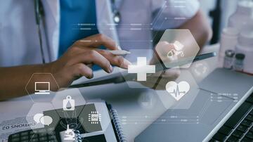 Medisch-professioneel typt op tablet bij laptop, met gezondheidsiconen op de voorgrond.