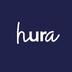 Wit logo met het woord "hura" op een donkerblauwe achtergrond.