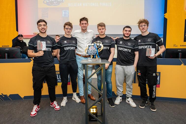 Zes mannen poseren met een trofee en medailles in een zaal.